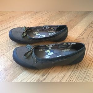 Military green and black canvas and rubber Teva flats